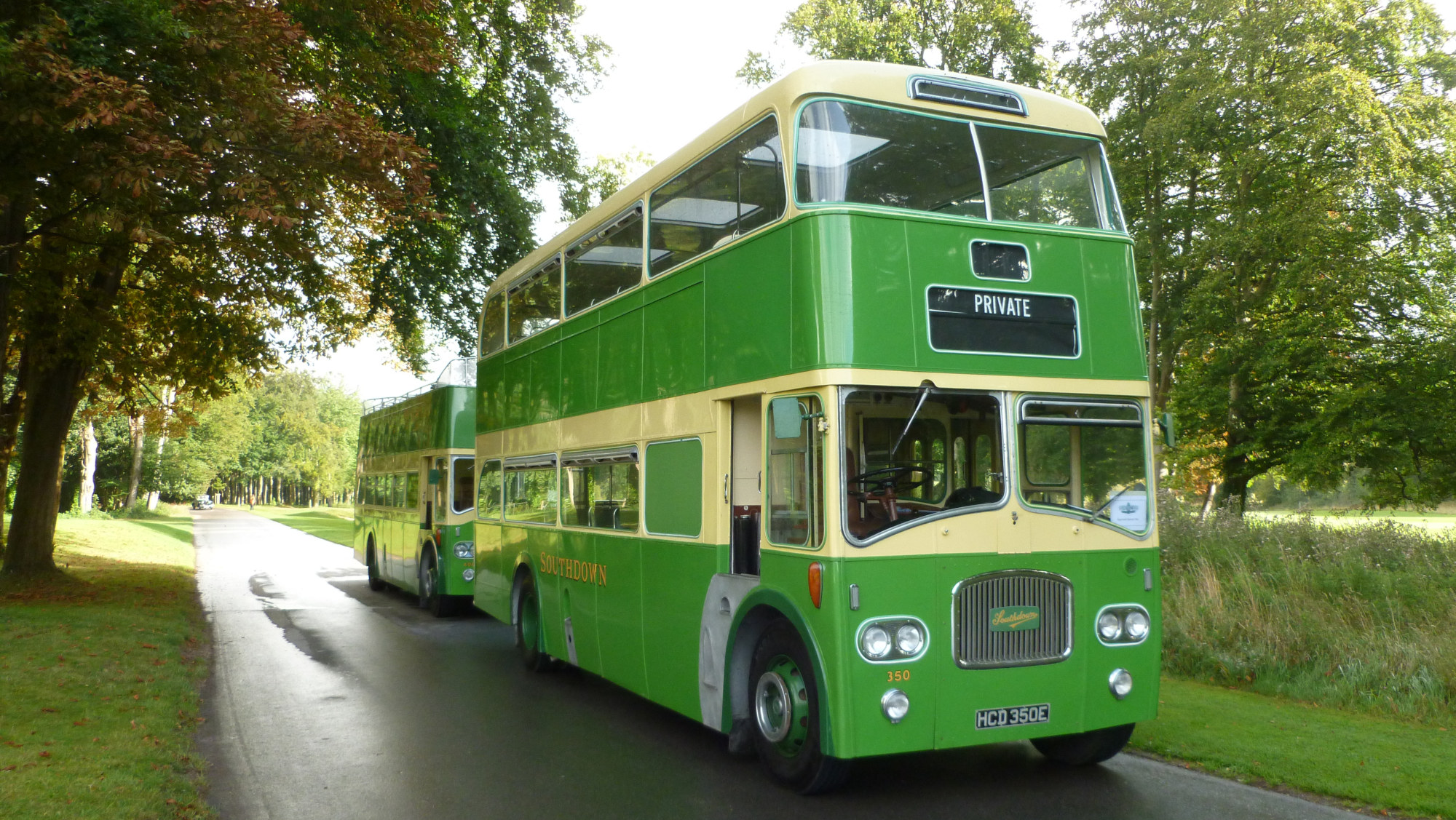 Closed-top bus